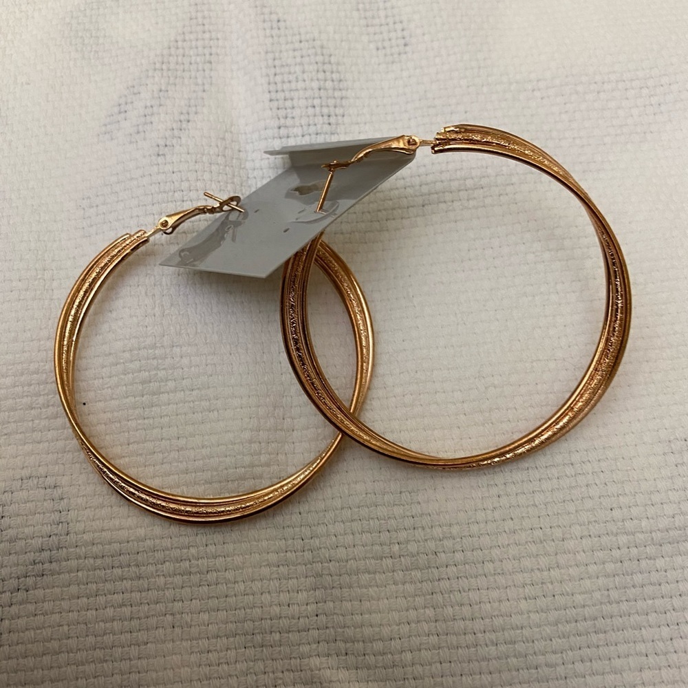 🔵4/$20 Fashion Jewelry Rose Gold Pierced HoopsNWT - Picture 3 of 3